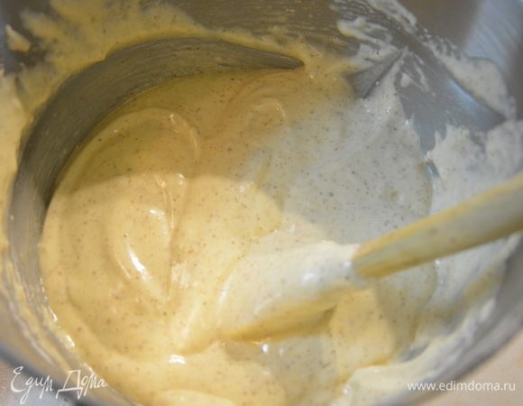 Аккуратно перемешать лопаткой.