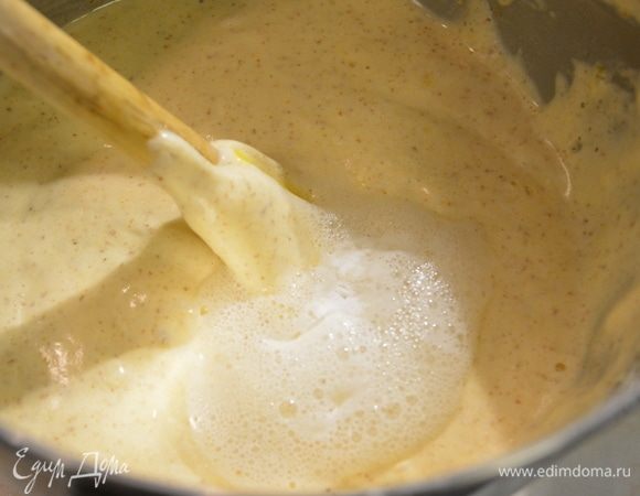 Добавить соду, гашеную лимонным соком. Перемешать. Не рекомендую заменять соду на разрыхлитель или вовсе не добавлять ее. Сода не чувствуется в пироге.