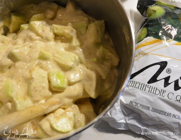 Добавить яблоки и перемешать.