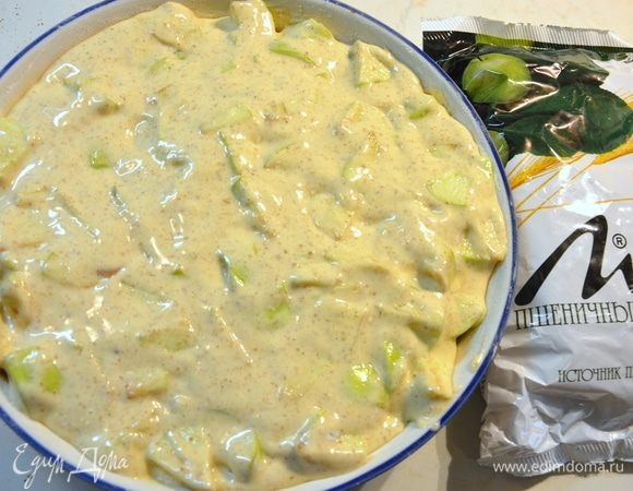 Выложить смесь в форму и выпекать при 175°С 50-60 минут. Где-то через 20-30 минут я накрыла шарлотку силиконовым ковриком и выпекала дальше. Шарлотка получается достаточно высокой, поэтому я выпекаю час, чтобы все внутри пропеклось. 