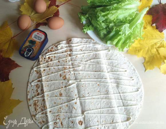 Берем тонкий лаваш и делаем сеточку из майонеза.