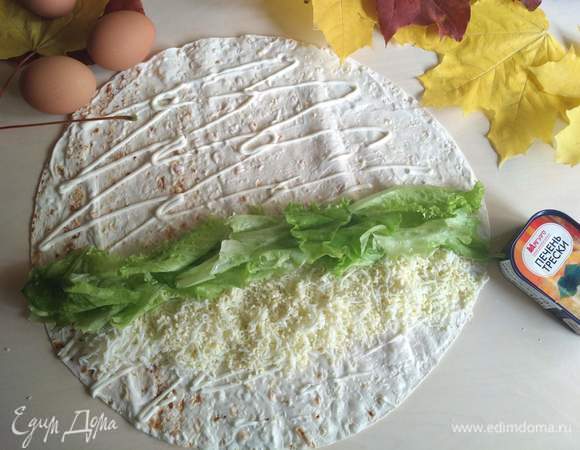 Листья салата моем, сушим бумажным полотенцем и выкладываем следом за яйцом.