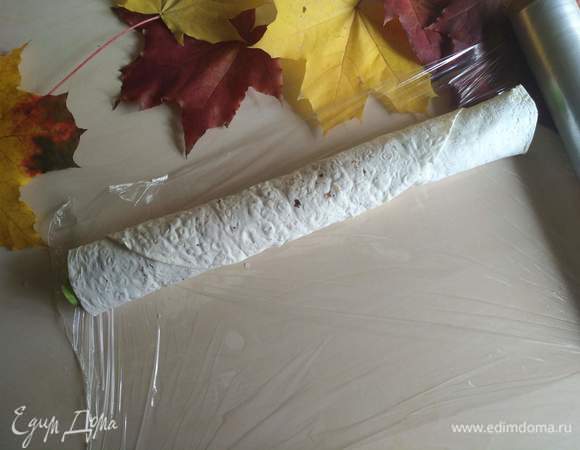 Заворачиваем в пленку и отправляем в холодильник на 15-20 минут.