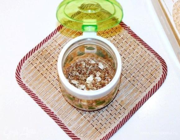  Берем банку объемом 0,4 литра и высыпаем хлопья. 
