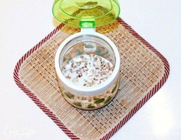 Заливаем хлопья молоком, 100 мл.