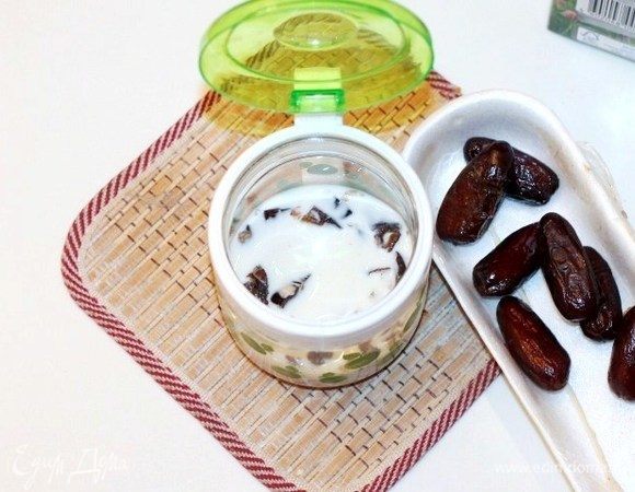 Нарезаем финики небольшими кусочками и добавляем к хлопьям, перемешиваем. Сладость можно регулировать количеством фиников.
Закрываем банку крышкой и ставим в холодильник на ночь.
