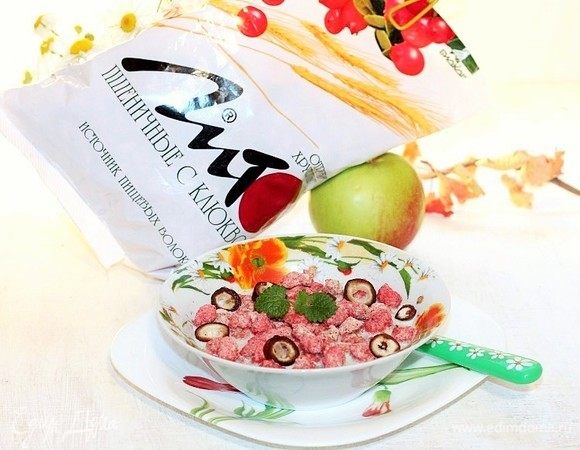 Утром достаем баночку из холодильника и заливаем теплым молоком, перемешиваем. Вместо молока можно добавить обезжиренный йогурт.