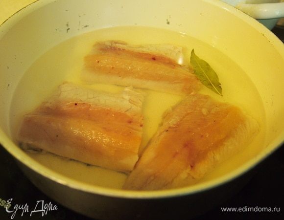 В отдельной посуде отвариваем рыбное филе. Вода должна слегка покрывать рыбу. Варим на самом слабом огне 10-15 мин. Затем извлекаем кусочки филе, полностью остужаем и только после того, как филе полностью остынет, разрезаем его на порционные кусочки, удалить оставшиеся кости.