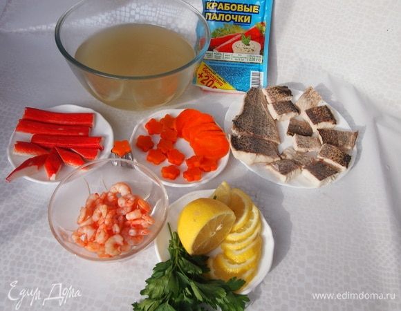 Для приготовления желе рыбный бульон процедить, остудить до комнатной температуры, добавить в него желатин (примерно 1 ст. л. на 0,5 л бульона, обычно количество необходимого желатина указано на упаковке, количество желатина зависит также от вида рыбы) и нагреть, помешивая, до растворения желатина (не кипятить), затем можно процедить. Остудить.