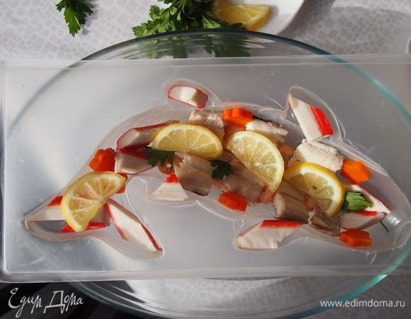 Выкладываем в форму для заливного подготовленные продукты и заливаем бульоном с растворенным желатином. Помещаем в холодильник на 5-6 часов.