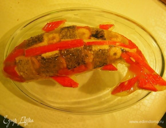 После того, как желе застынет, нужно извлечь его из формы и выложить на блюдо. Приятного аппетита!