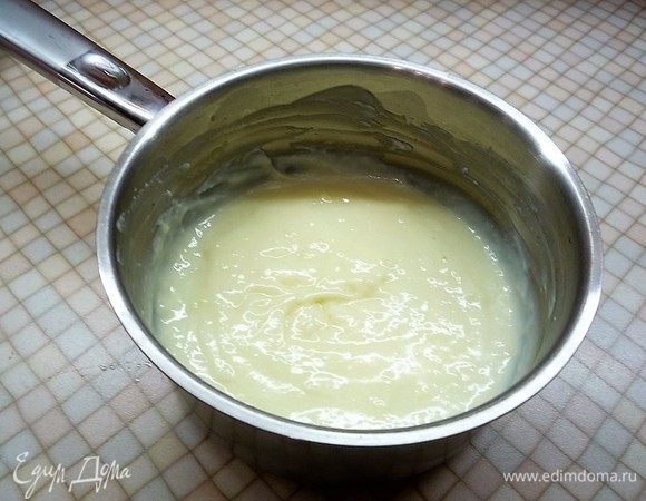 Варим пудинг по инструкции, указанной на упаковке, только молока берем 400 мл. Даем остыть.