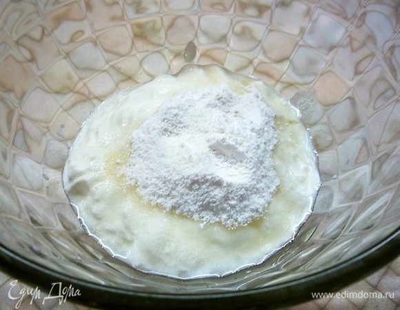 В йогурт добавляем 2 стол. ложки сахарной пудры и взбиваем миксером.