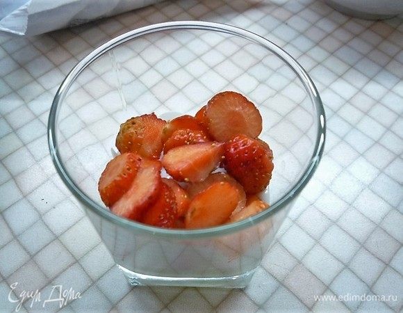 Далее — слой клубники.