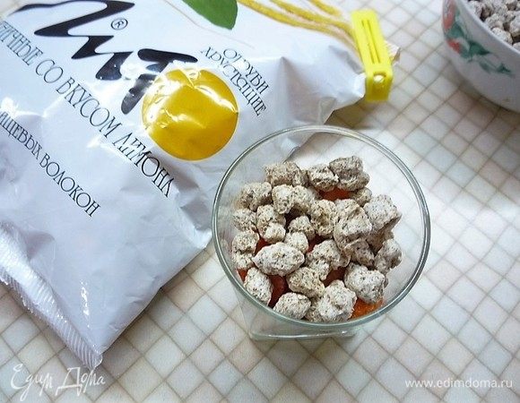 Поверх клубники кладем отруби «Лито», можно не жалеть и насыпать побольше, так как с ними десерт становится сытным и полезным!