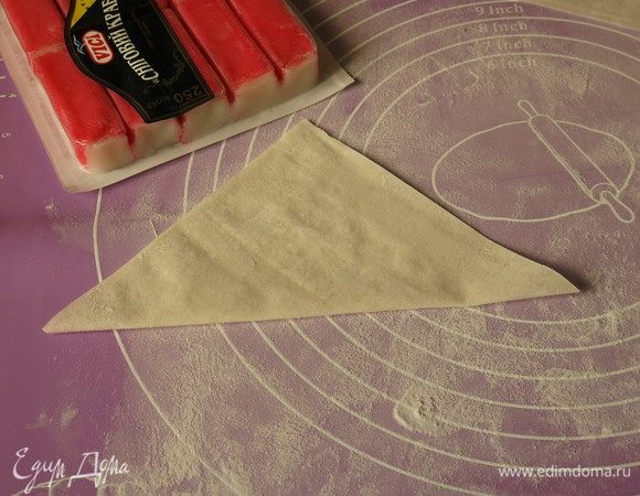 Складываем квадрат по диагонали. Все сгибы делаем мягко, чтобы тесто не поломалось.
