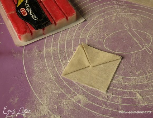 Получается квадрат. Поворачиваем квадрат, сгибаем верхний слой.