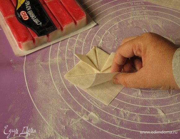 Нижний край поднимаем.