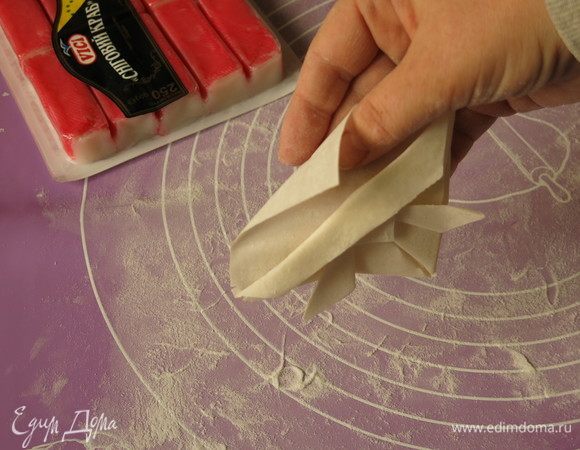 Нижний край загибаем внутрь. Получается шлем с полостью внутри.