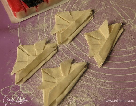 Повторяем с оставшимися квадратами, работать надо быстро и накрыть тесто салфеткой, т. к. оно сохнет и ломается.