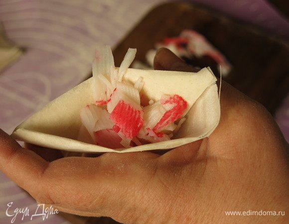 Заполняем шлем начинкой.