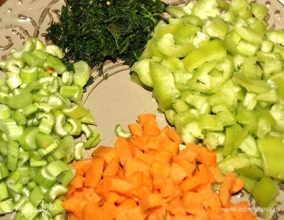Вес указан уже очищенных овощей. Морковь, сельдерей, болгарский перец моем, чистим и нарезаем кубиками. Укроп мелко рубим. 