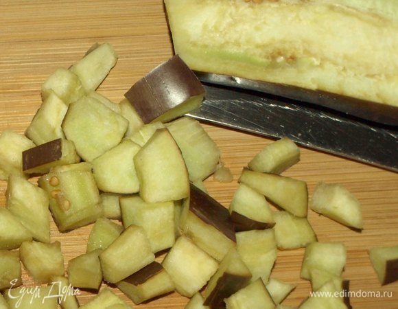 Баклажаны моем, нарезаем. Посыпаем солью и даем немного постоять, чтобы дать стечь. горечи