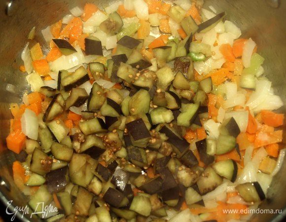 Баклажаны промываем от соли, отжимаем от лишней воды и добавляем в кастрюлю. Томим 5 минут.