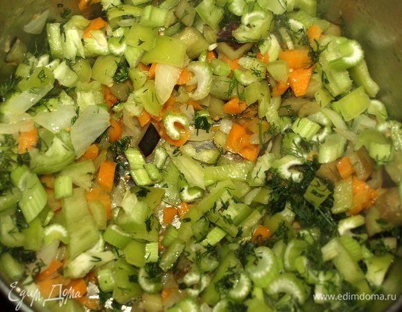 Добавляем укроп, сельдерей и болгарский перец. Томим 5 минут.