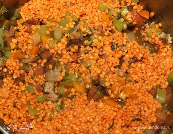 Чечевицу заранее промыть. При необходимости перебрать. И добавить к остальным ингредиентам.