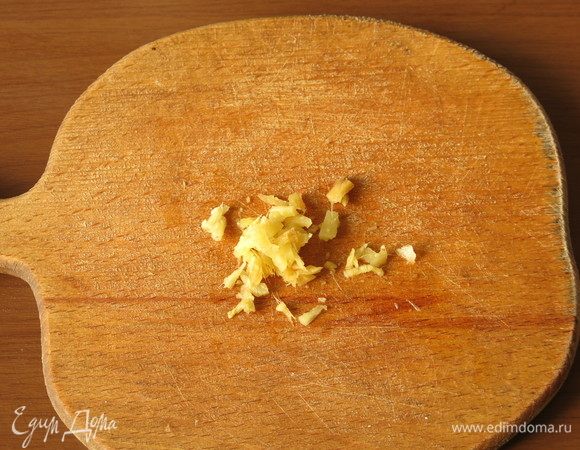 Нарежем имбирь.