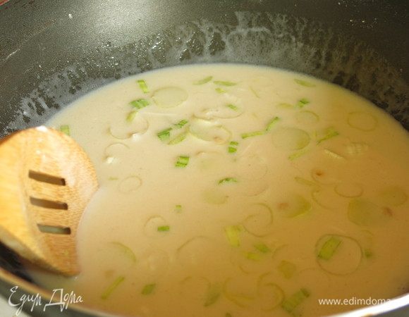Кладем порей и имбирь в молоко. Увариваем, помешивая.
