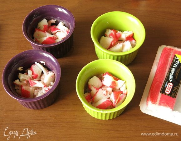 На креветки нарезаем палочки крабовые. Палочки «Снежный краб» Vici сочные, с мясом краба.