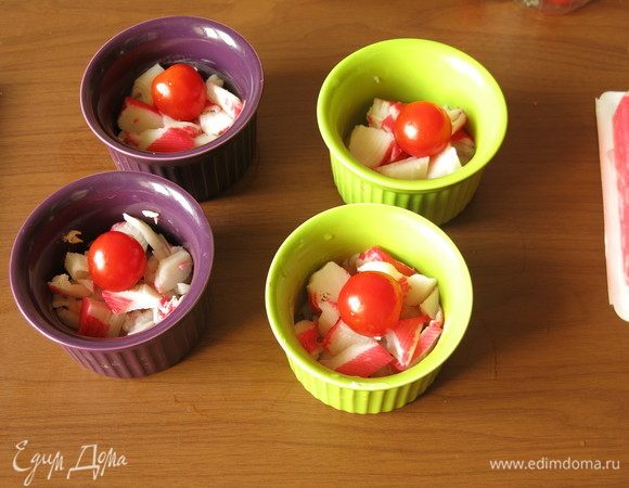В каждую кокотницу кладем помидор черри.
