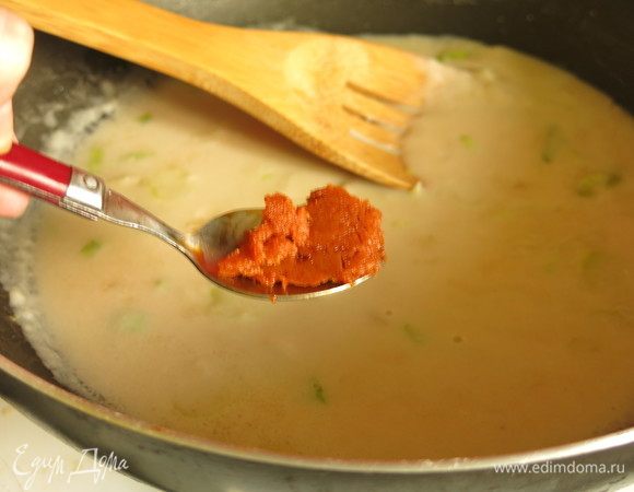 В густой соус добавляем пасту «Том Ям» по чайной ложке, пробуем. Мне хватило трех, насыщенно, остро. Солим, при необходимости перчим. Альтернатива пасте — красный карри, хотя вкусовая палитра пострадает.