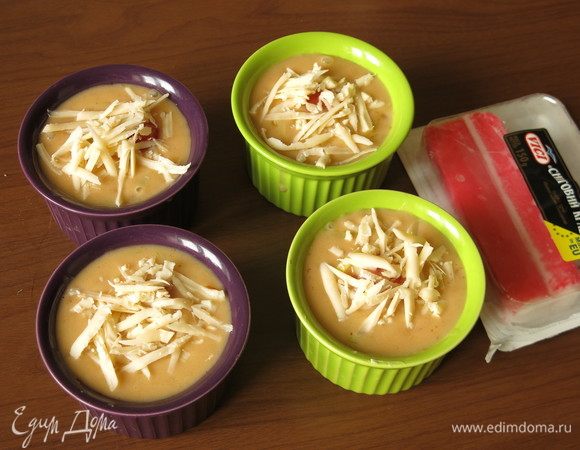 Сверху — немного сыра. Классика — шапка сыра, но у нас акцент на приправах, молоке и крабовых палочках в начинке, не забиваем вкус.