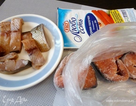 Для солянки возьмем крабовые палочки от Vici, свежемороженую горбушу и подкопченную белую рыбу, которая называется сырок.