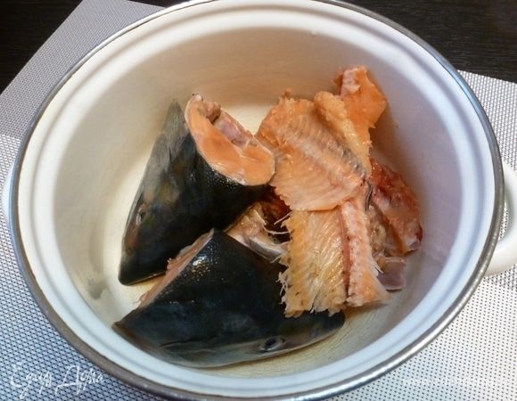 Из голов и хребтов горбуши сварим бульон, добавив луковицу, перец горошком.