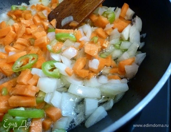 Лук, морковь, чили, чеснок мелко нарежем и обжарим.