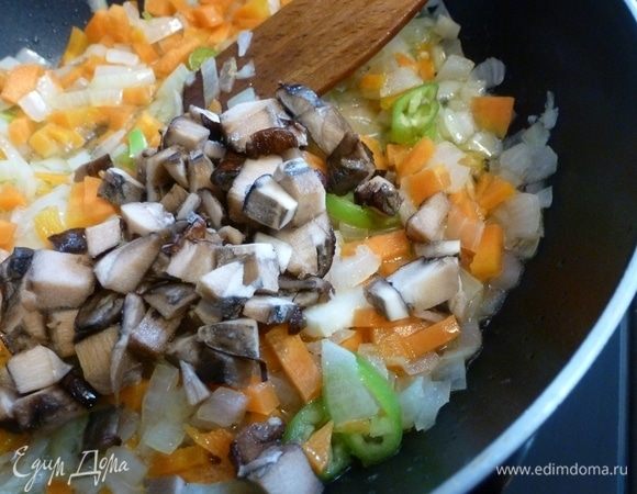 Грибы (у меня замороженные подосиновики) нарежем и добавим к овощам. Грибов много не нужно, буквально пару штук, нам нужно, чтобы они лишь придали пикантность солянке.