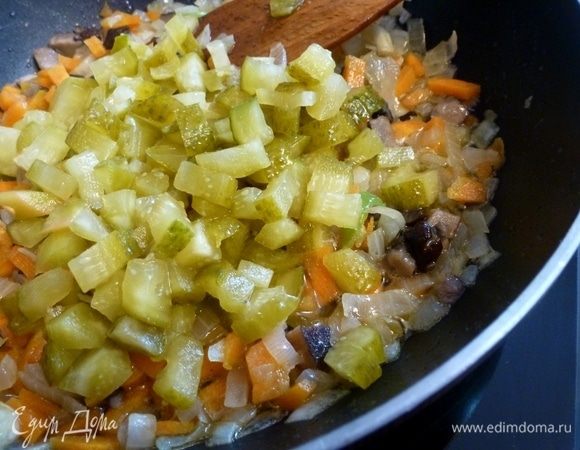 Соленые огурцы нарежем кубиком и добавим в сковороду.