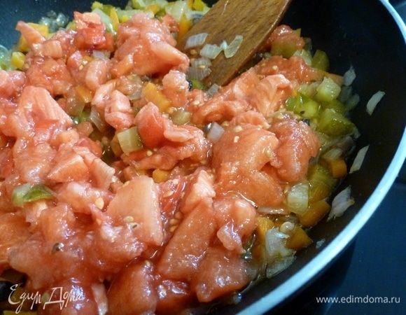 С помидоров снимем шкурку, опустив в кипяток. Нарежем кубиком и отправим к овощам. Вольем немного бульона или рассола от огурцов и потушим минут 10.