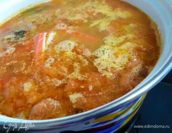 Рыбный бульон сварился, вытащим шумовкой головы. Бульон процедим. Добавим рыбу и крабовые палочки. Когда закипит, варим 5 минут.