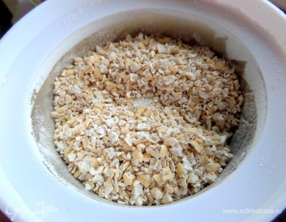 Отруби слегка перемолоть на кофемолке, чтобы текстура конфет была нежнее.