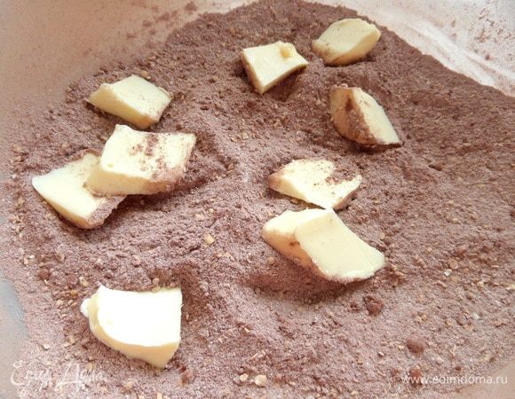 Добавить кусочки мягкого масла — совсем немного.