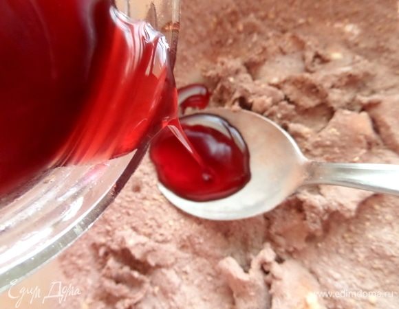 Чтобы слепить конфеты, но не добавлять больше масла, возьмем любой сироп.