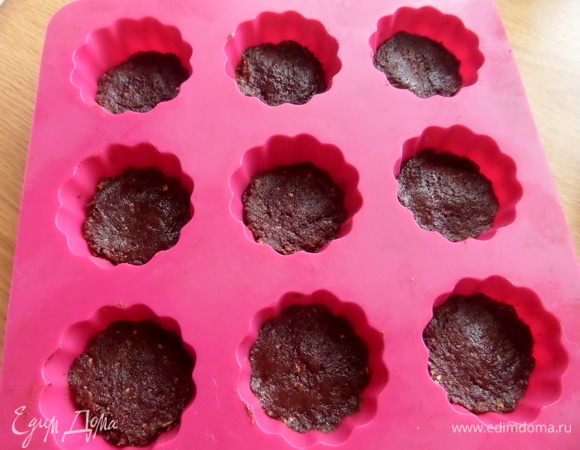 Заполнить плотно ячейки для конфет или вот такие — для мини маффинов.