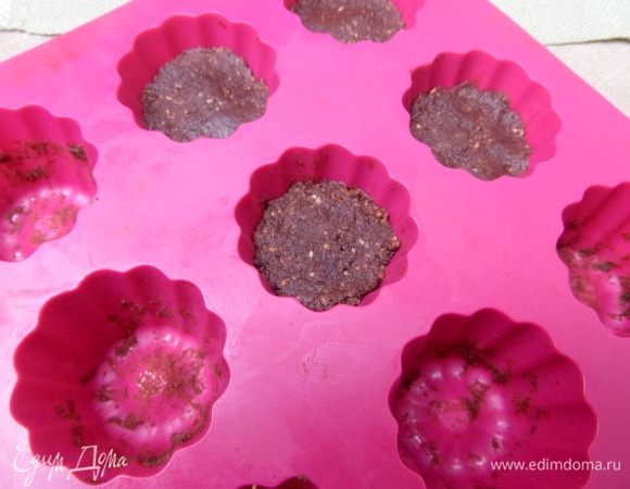 Убрать на ночь в холодильник, утром выдавить конфеты из ячеек.