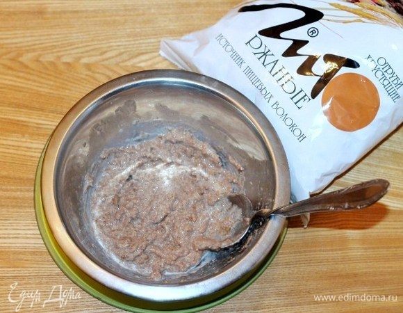 Ржаные отруби ТМ «Лито» залить теплым молоком. Дать тесту настояться не менее 20 минут, чтобы отруби разбухли. Затем перемолоть блендером. 
