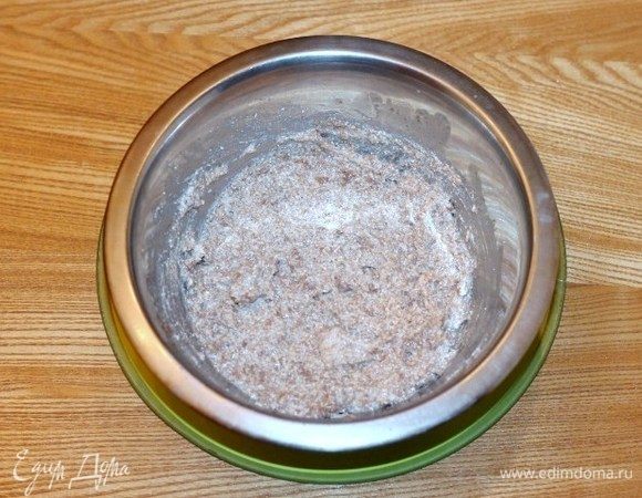 Добавить творог (2 ст. л.), куриный белок и по вкусу фруктозу, перемешать и взбить тесто венчиком. 
